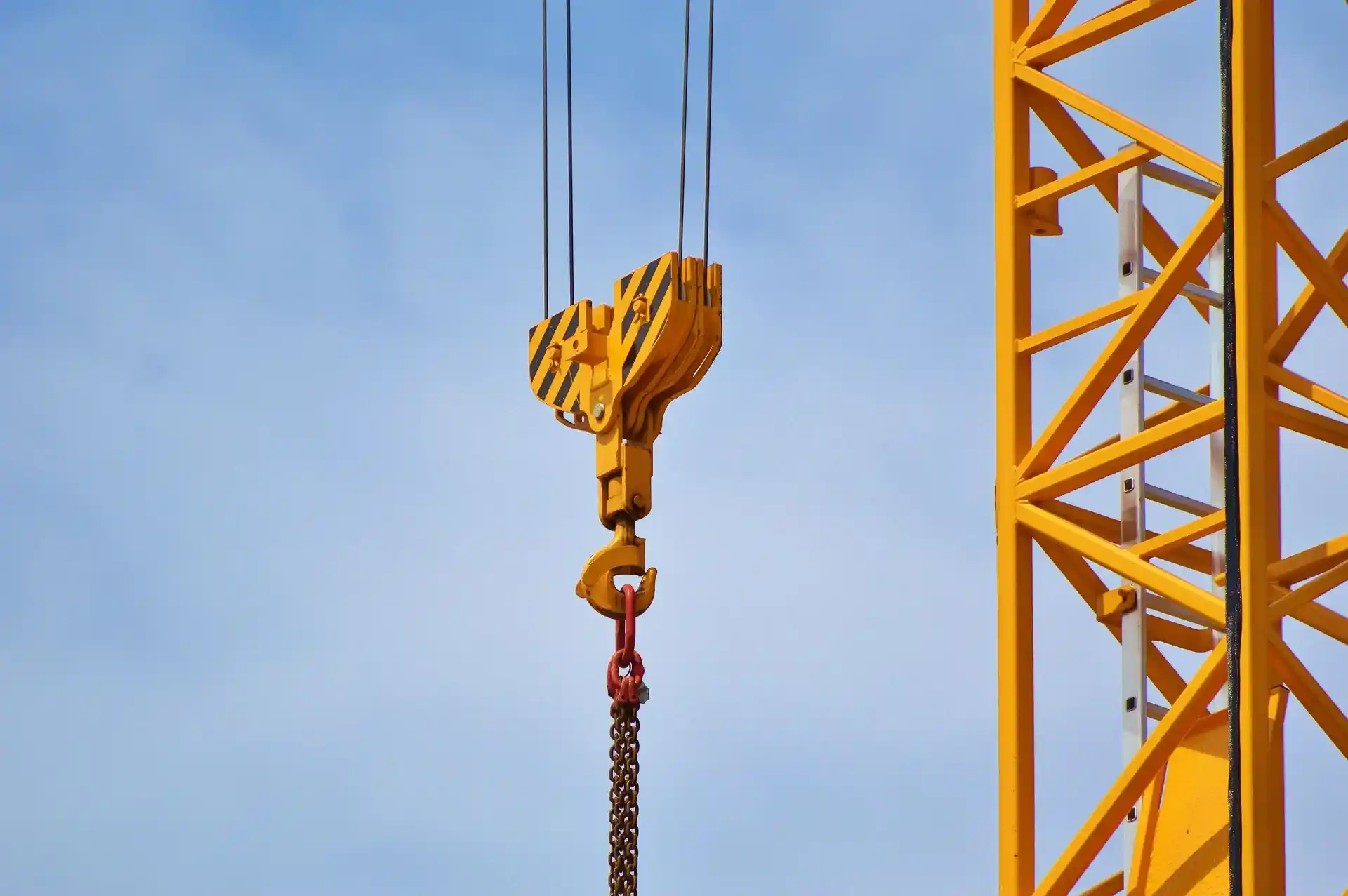 Industrial crane hook and lifting chain for heavy lifting operations